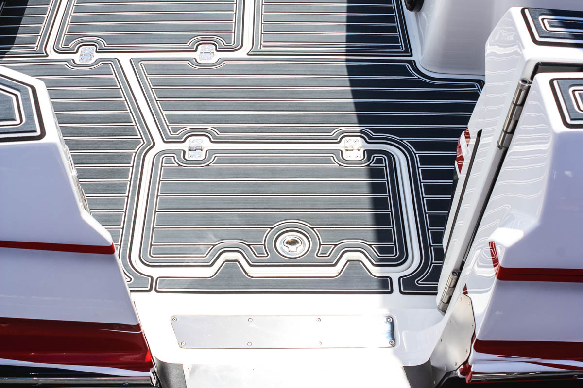 Sunsation 40 aft ladder