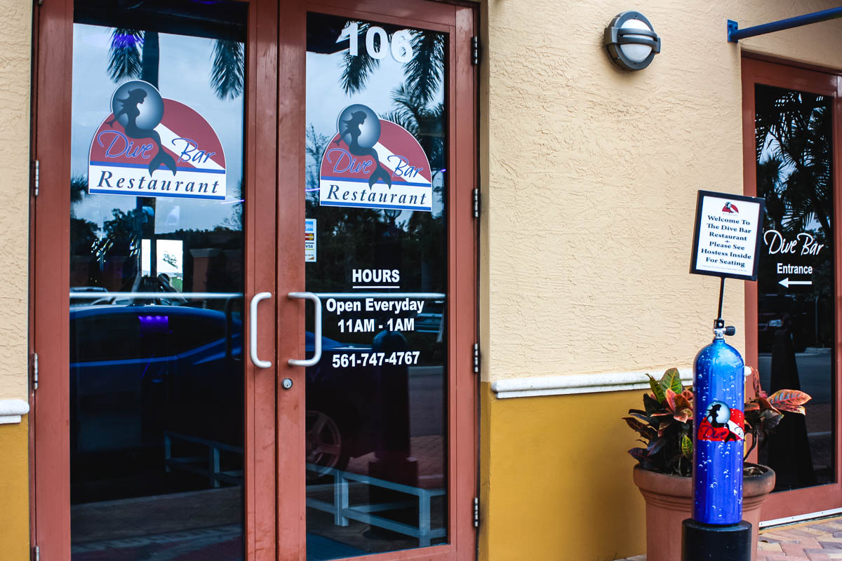 Jupiter Dive Bar entrance