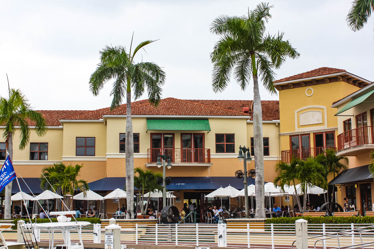 Jupiter Dive Bar outdoor dining